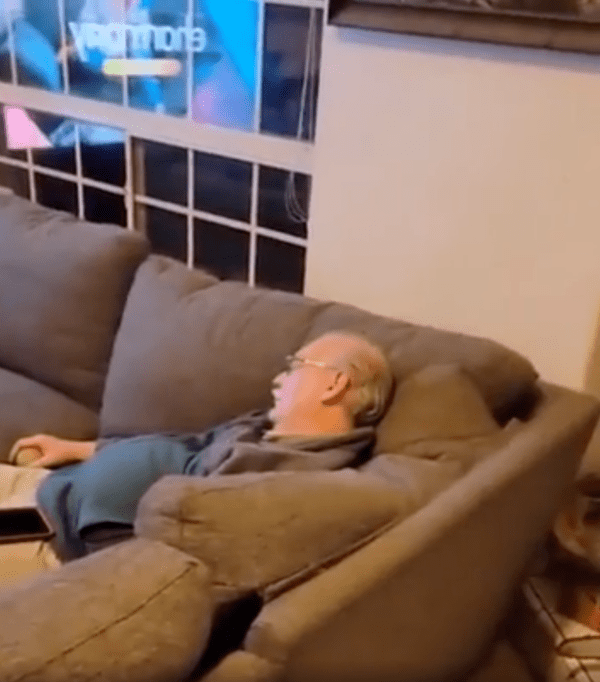 출처 : Reddit / 티비 보다 잠든 주인