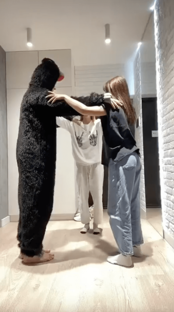 출처 : Reddit / 챌린지 찍으려고 모인 듯한 사람 3명