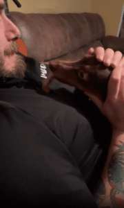 멈출 수 없는 애정공세! 주인의 입을 향한 닥스훈트의 끝없는 시도