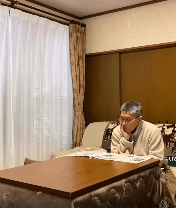 출처 : Reddit / 신문을 보는 남자