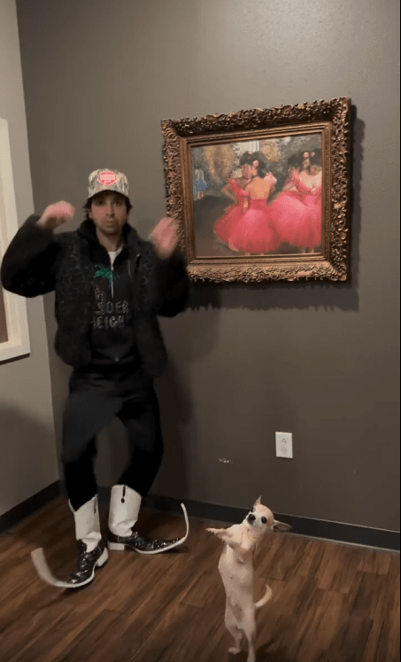 출처 : Reddit / 음악에 맞춰 춤추는 남성옆에 같이 춤을 추는 강아지