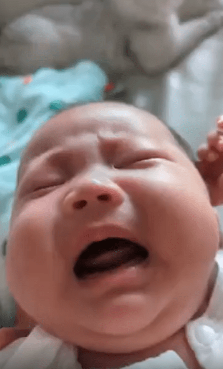 출처 : Reddit / 아기가 울고있다