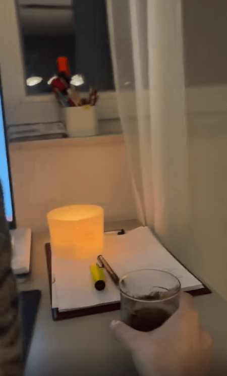 출처 : Reddit / 테이블에 컵을 올려 놓는다