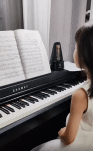 피아노 연습 준비 시간을 고양이가 완벽하게 가로챈 순간