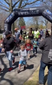 “마라톤 완주한 오리, 진짜 메달 받았다” 사람들과 함께 출발선에 선 오리의 당당한 레이스