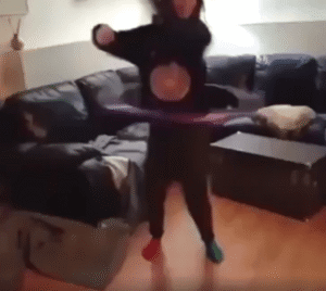 훌라후프 스타는 나야! 강아지의 깜짝 데뷔 무대