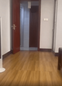 주인을 따라 줄지어 입장한 새끼 고양이들과 그 뒤를 따르는 어미 고양이의 묘한 심경