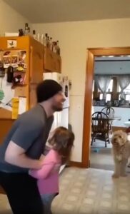 딸만 안아줘? 강아지도 질투 폭발한 순간