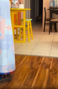 수박 하나를 입에 문 채, 강아지 두 마리가 나온다