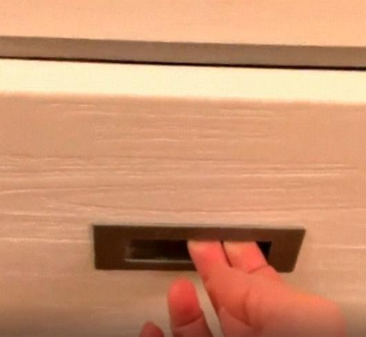 출처 : Reddit / 주인이 서랍을 정리하려고 여는 순간 서랍안에 있던 새끼 고양이 두마리가 고래를 들며 쳐다본다